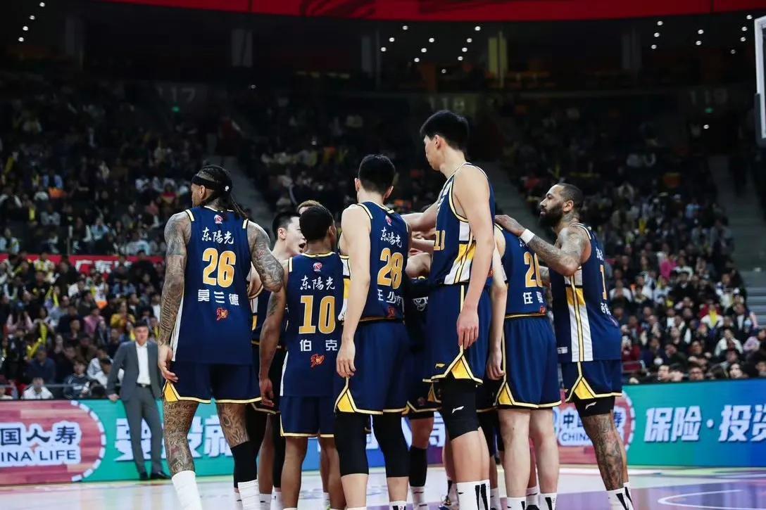 关于加时末段CBA常规赛焦点战，广东宏远豪取连胜，球迷炸锅，更衣室氛围转暖的信息